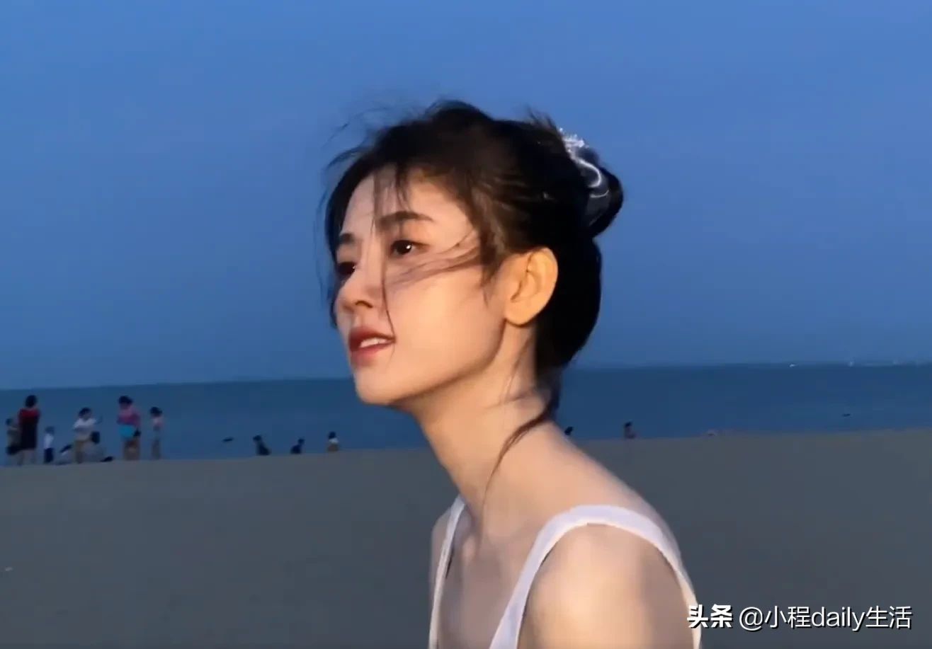 都说鞠婧祎肩窄穿衣需垫肩，特意穿无袖上衣，