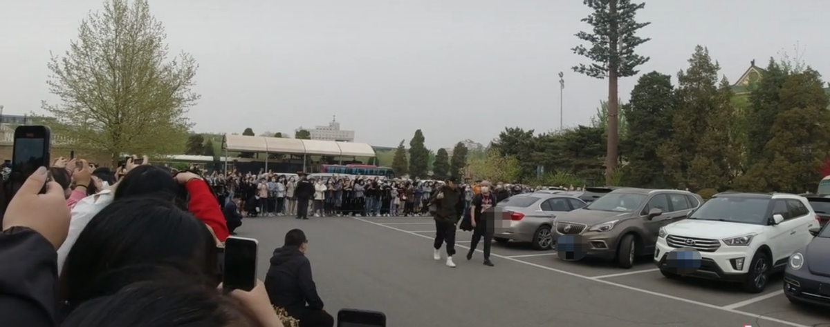 郭德纲出行坐三百万座驾，下车有助理开门，德云社演员豪车不少？