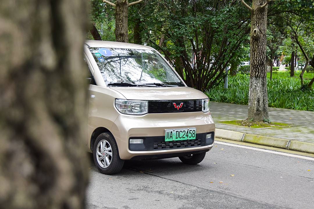 又一爆款诞生，买顶配不到四万，体验五菱宏光MINI EV