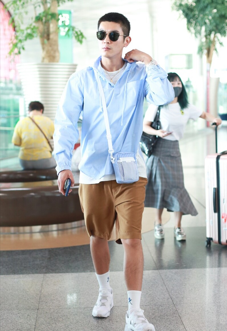 霍思燕一家走机场，夫妻均发福！杜江穿得像女人，嗯哼帽子2千多