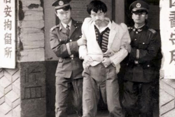 中国大案纪实：变态杀人魔程鹏，以杀人分尸为乐趣，还将受害者烹煮喂狗