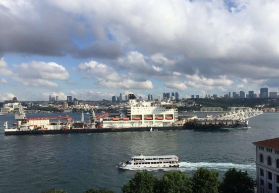美国航母终于被超越，110万吨巨无霸问世，排水堪比18艘辽宁舰