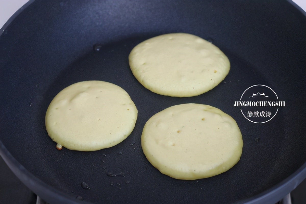 用牛奶做1款元氣美食，香甜軟糯，大人孩子都愛吃，過年做起來