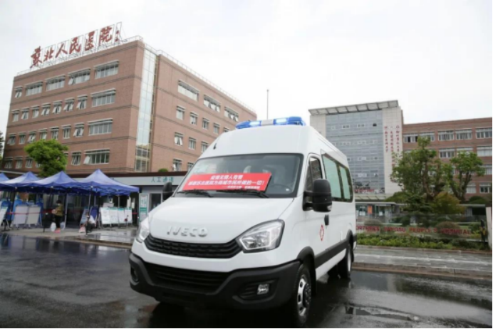揚州90后女孩，向醫(yī)院捐贈了一輛依維柯負壓救護車
