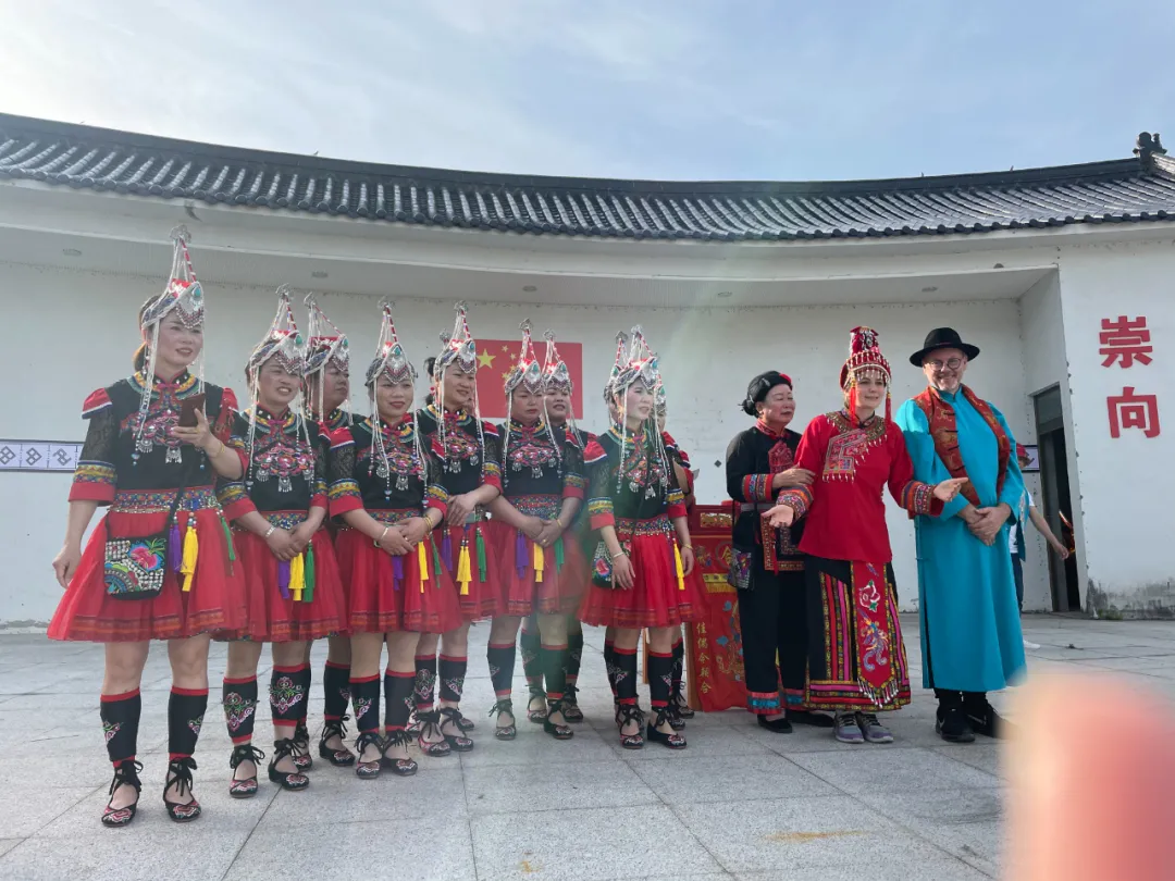 温肯组织近百名中外教师开启“寻温”之旅