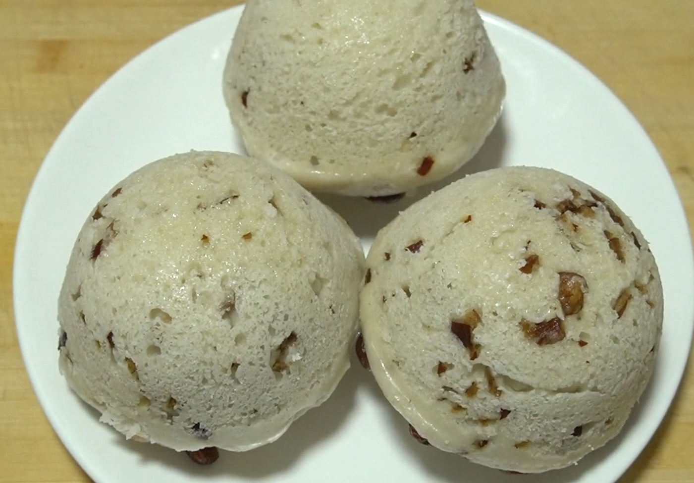 Don’t just cook the rice. Add a handful of peanuts and stir with chopsticks. It is fluffy and soft, and it tastes like bread.