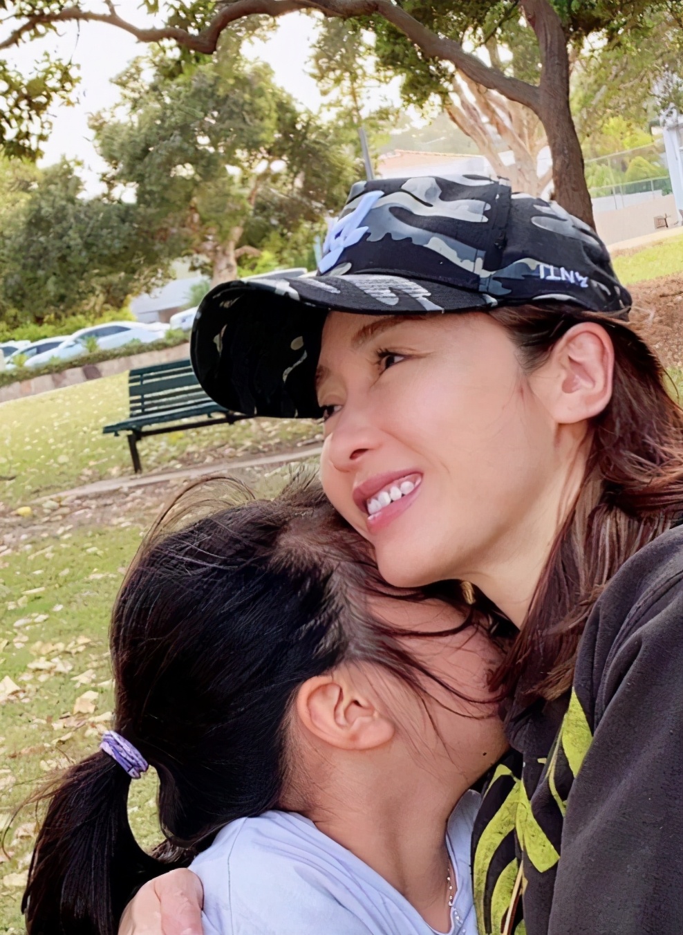 黎姿週末與女兒們遠足，母女四人同框超溫馨，三姐妹個頭快一樣高