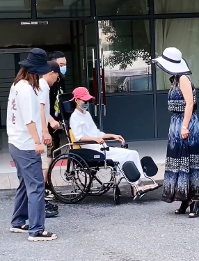 张予曦妈妈也太好看了！搀摔伤女儿不忘踩高跟，正脸和女儿一个样