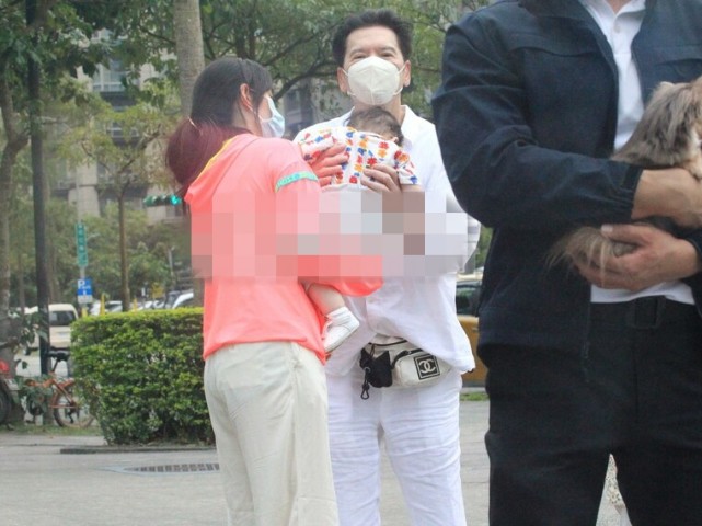郭碧婷帶娃出行，倆保姆一保鏢護駕，向華強抱孫女溜滑梯童心未泯