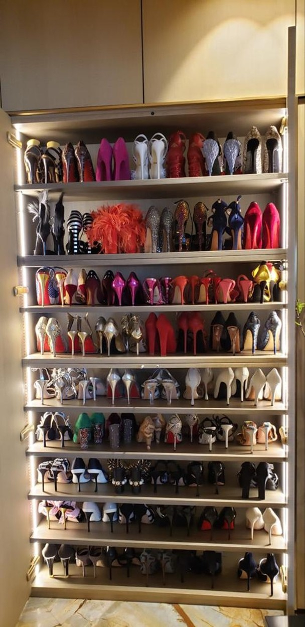 关之琳亿元豪宅内景曝光！满墙高跟鞋显奢华，落地窗前观景超惬意