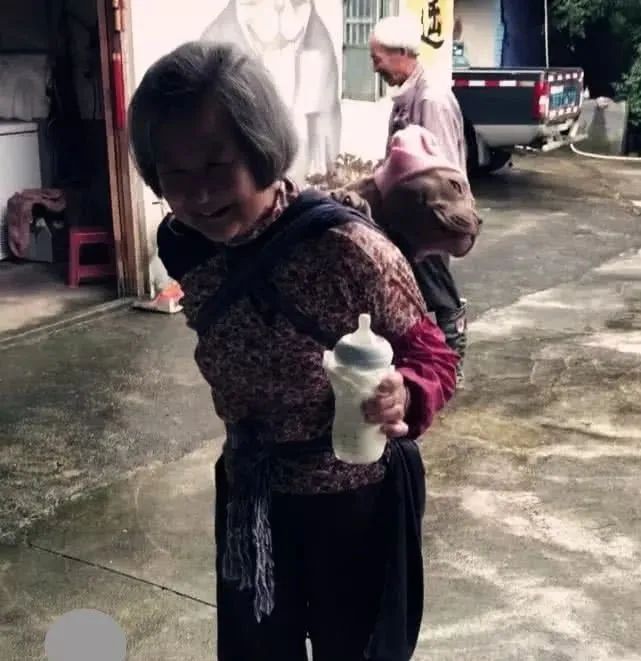 担心奶奶在老家生活孤单，送了小狗狗当礼物，