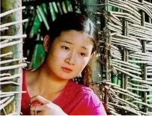 還記得王小蒙的扮演者王亞彬嗎？離開(kāi)趙本山后，她一樣大殺四方