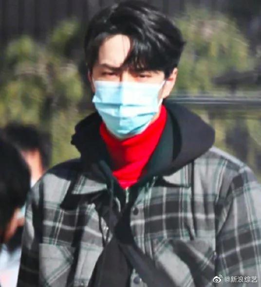 央视|王一博现身央视春晚联排！格子大衣搭配红毛衣 男神又帅出新高度