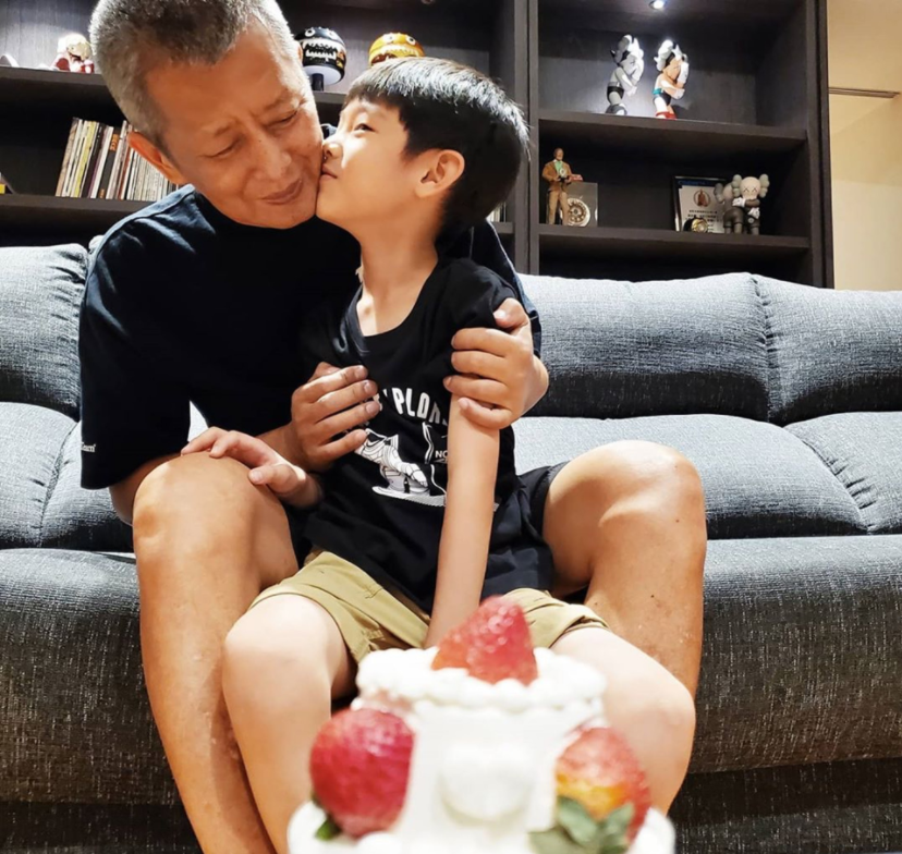 鼻酸！女友峮峮代替小鬼为其父过60大寿，完美复刻全家福