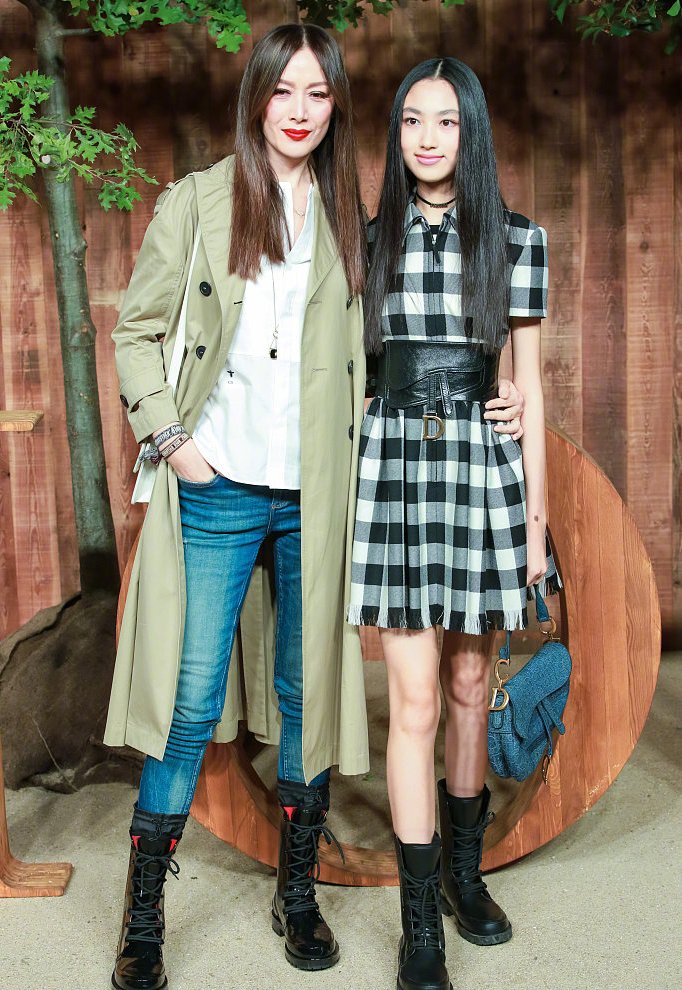 任达华女儿15岁已超180cm，穿格纹裙勒腰封，腰只有妈妈一半粗