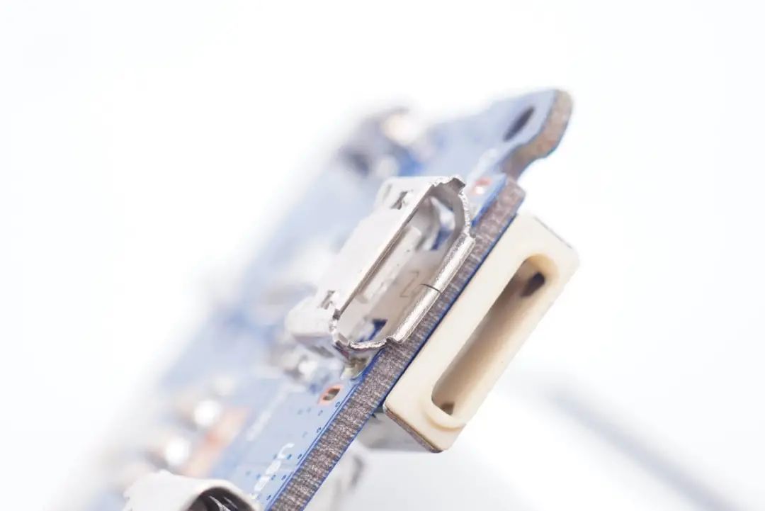 支持iPhone 13快充，罗马仕22.5W移动电源深度拆解