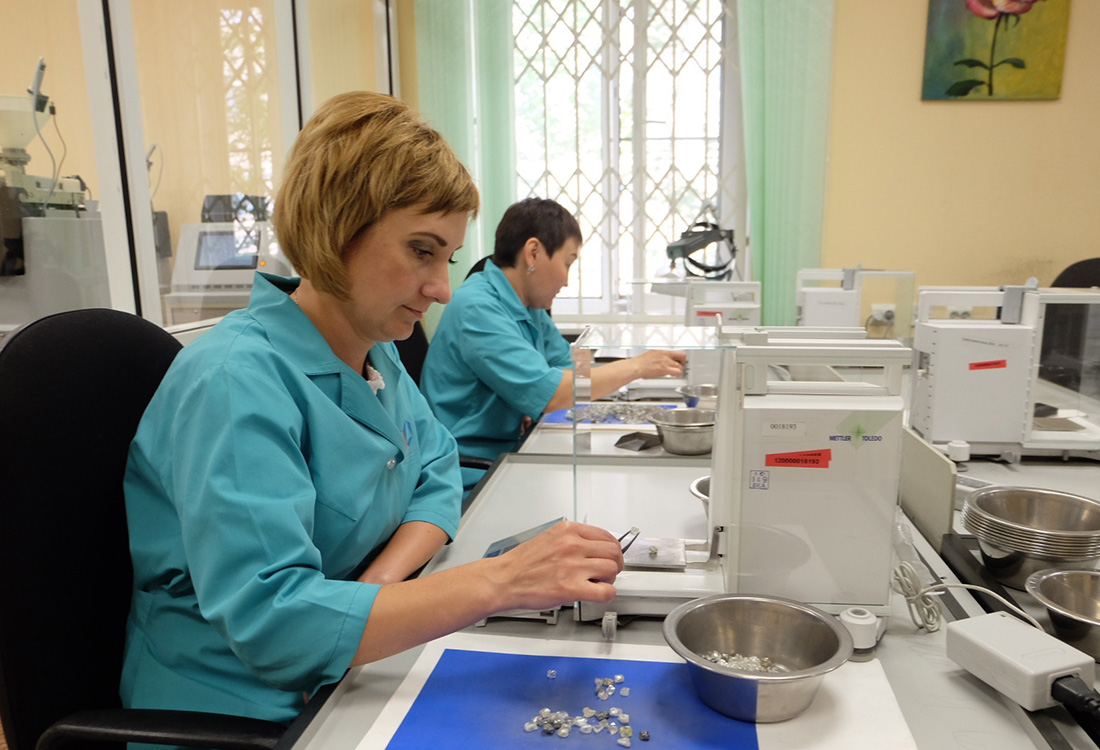 实拍俄罗斯最大钻石矿场，直击见证钻石诞生全过程，贵是有道理的