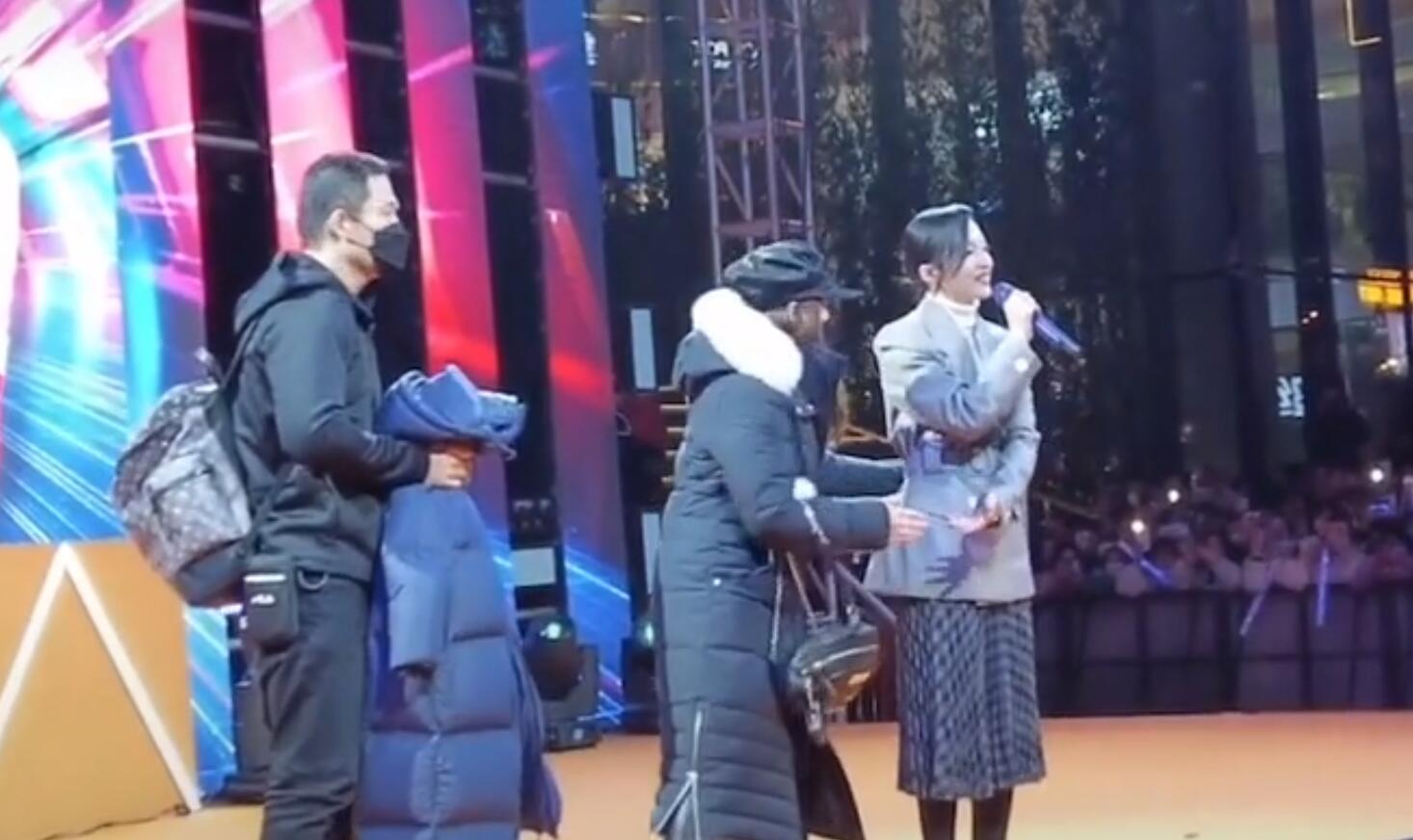 張韶涵露天商演致交通癱瘓，歌唱一半被強行拉走，向觀眾鞠躬道歉
