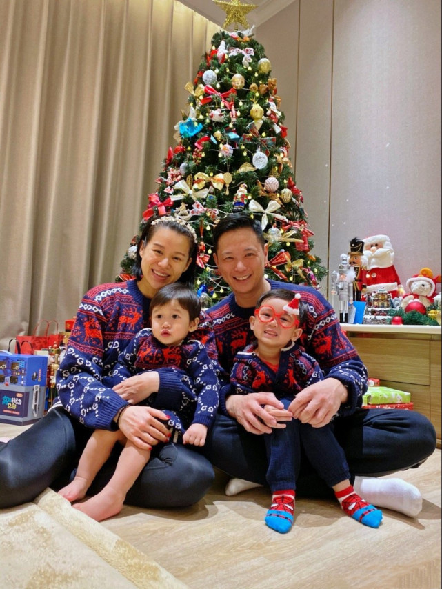 胡杏兒摟倆兒子幸福同框，奕霆趴媽媽孕肚感受胎動，畫面溫馨有愛