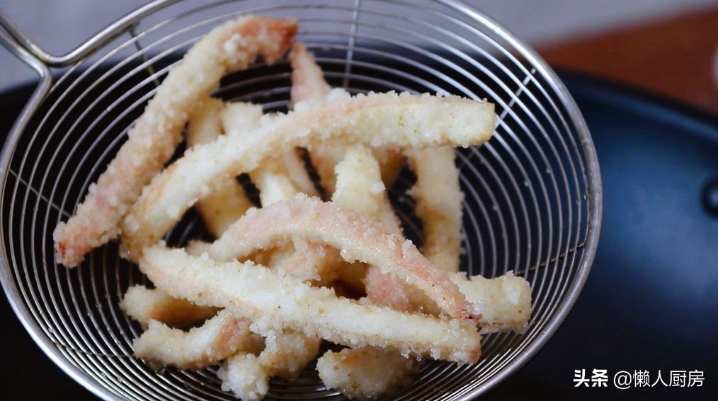 这是香酥鱿鱼条的做法，不要直接裹淀粉，这样处理一下，外壳更酥