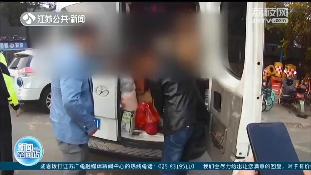 核载6人塞进11人 这辆车从甘肃开到江苏，车门还都是坏的
