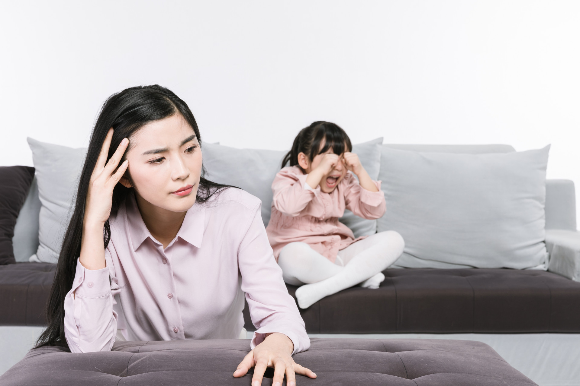 孩子哭鬧的時候，是安慰還是訓斥，媽媽的做法影響孩子的性格