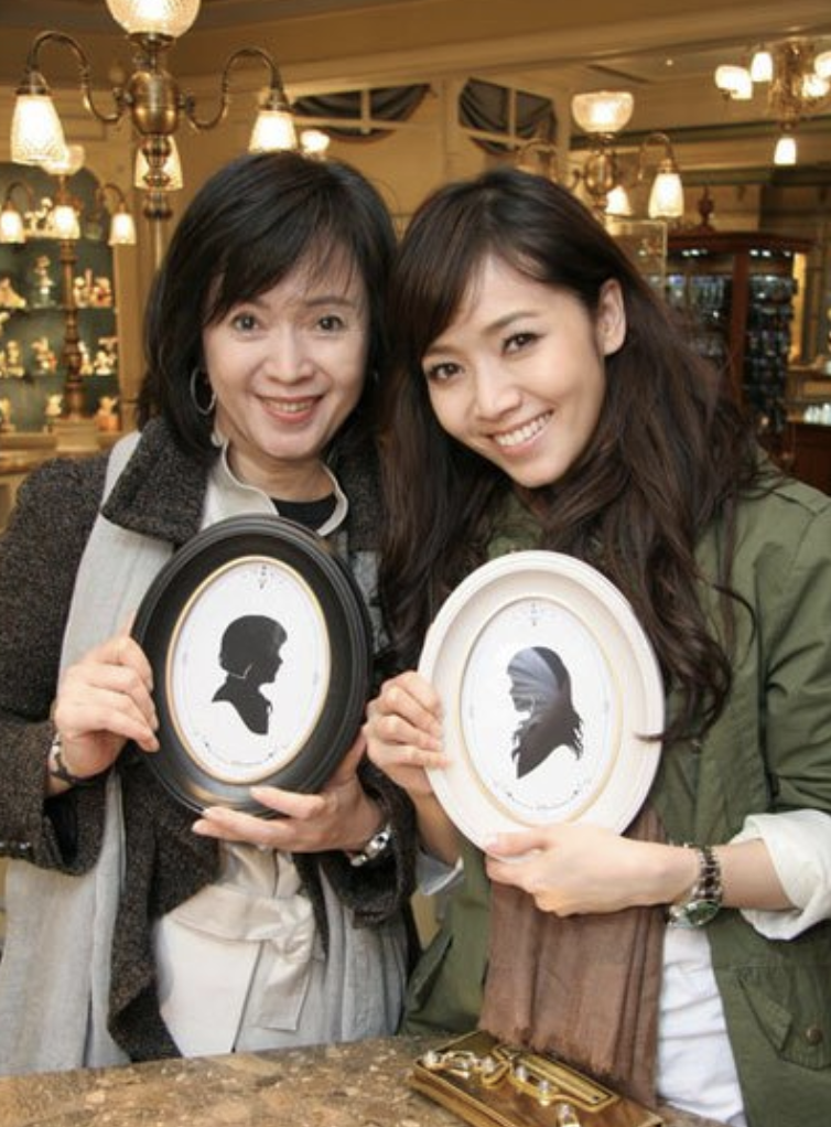 侯佩岑一家四口現身籃球場，夫妻倆對兒子照顧有加，幸福溫馨