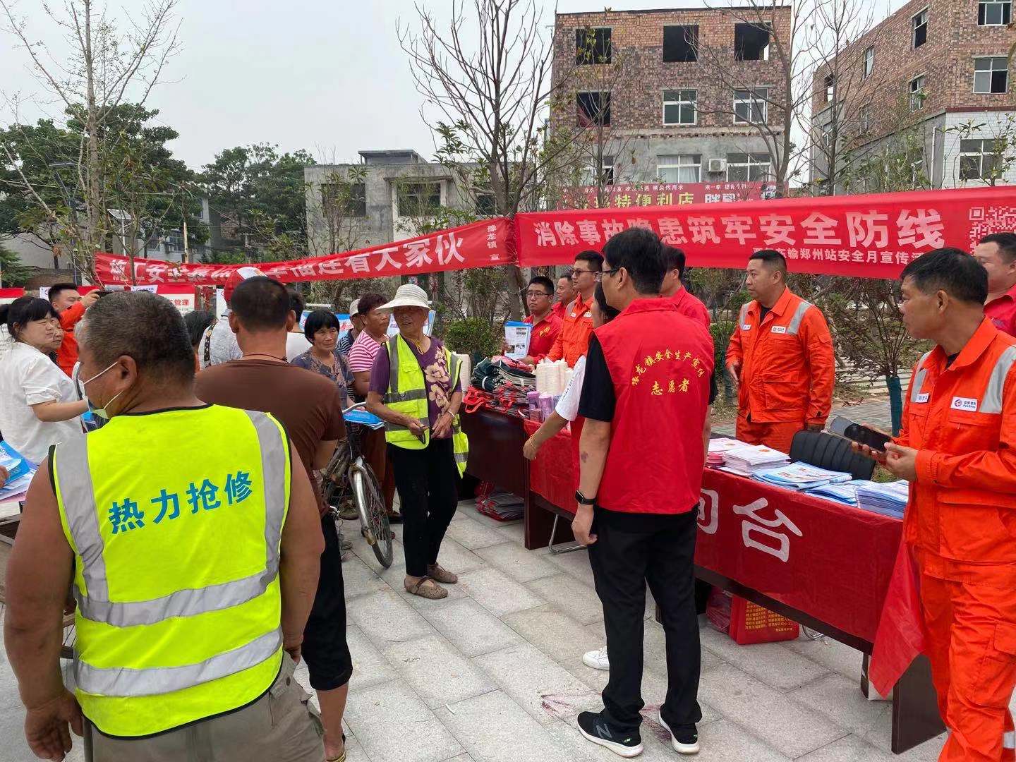 荥阳市豫龙镇“咨询+宣教+竞答+演练”安全生产月集中宣传日活动