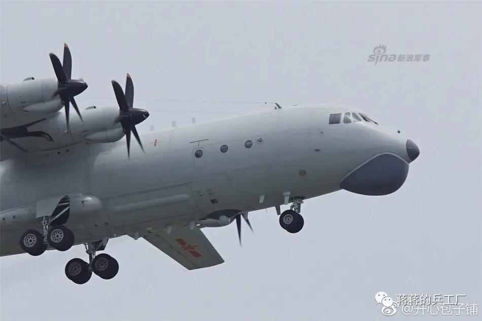空潜200巡逻机空投航空自导深弹和声呐浮标抓潜艇，数量众多