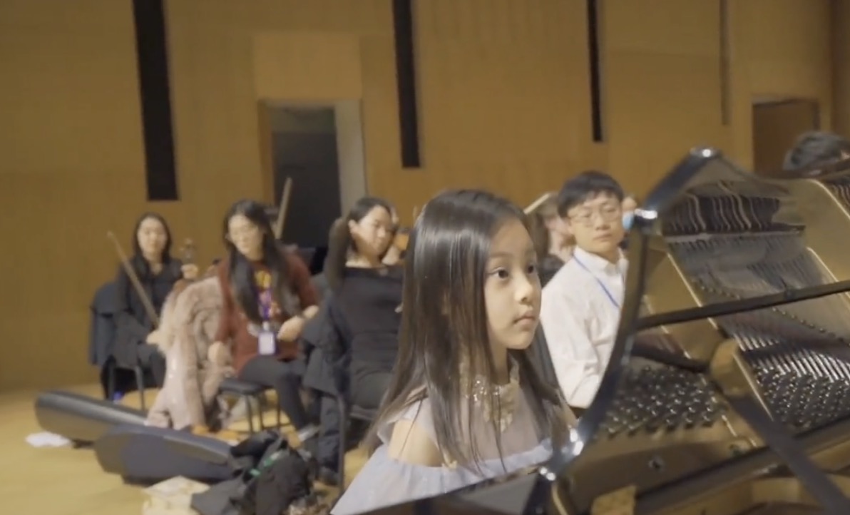 李小璐晒女儿钢琴演出花絮视频，甜馨安吉同框，男帅女靓超养眼