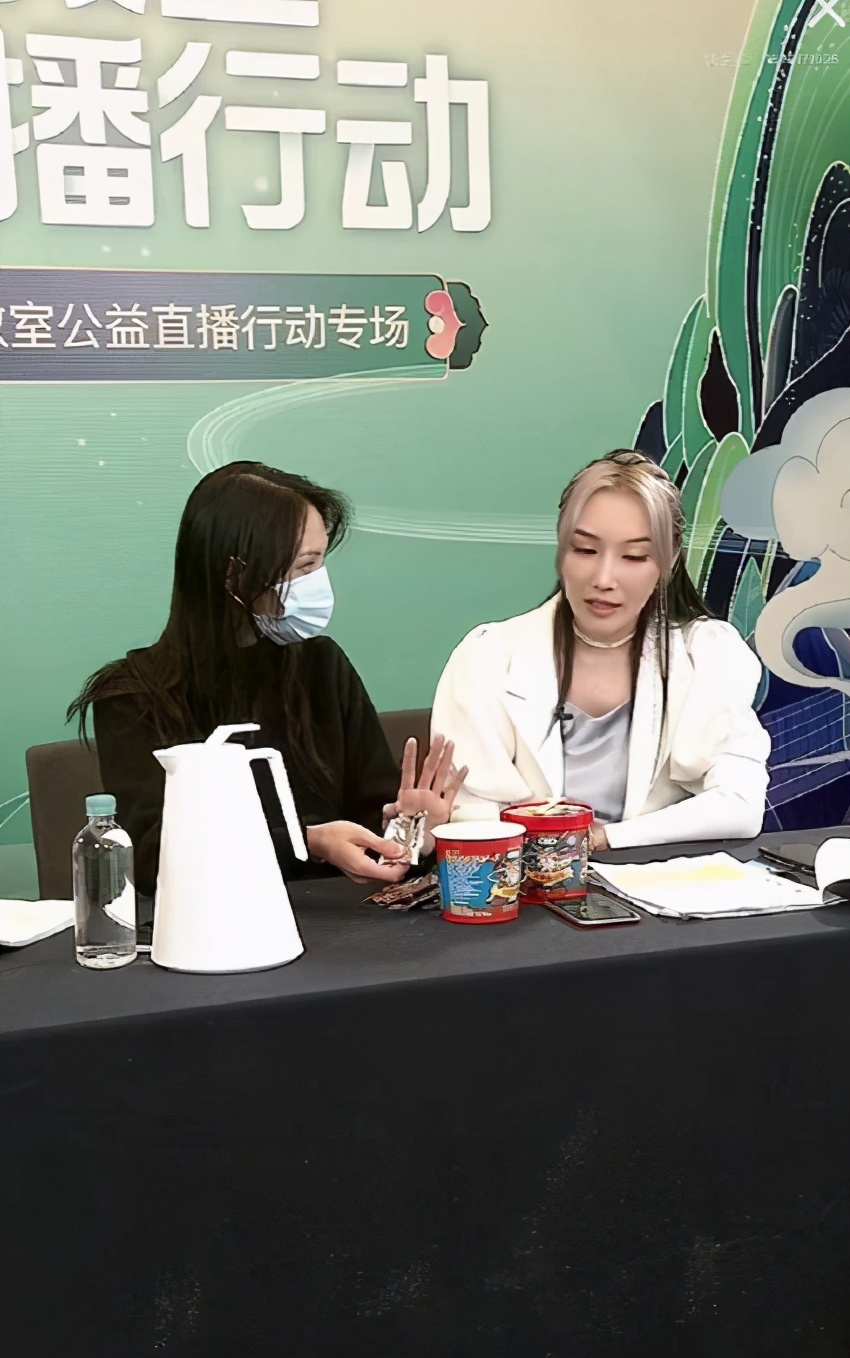 郑爽直播迟到一小时，戴口罩状态疲惫，带病坚持不容易