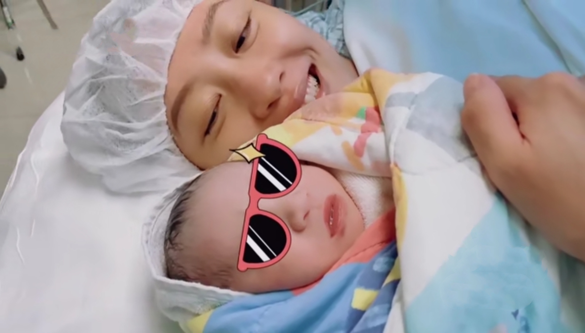 陳小春曬創意海報與應采兒慶結婚十週年，夫妻差16歲但幸福至今