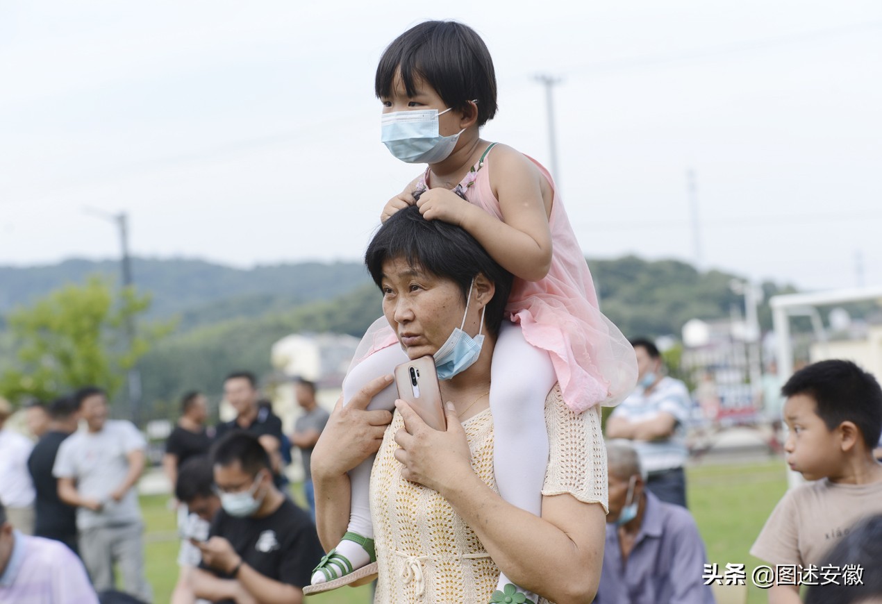 舒城县山七镇：歌声悠扬出山林 文艺汇演献给党