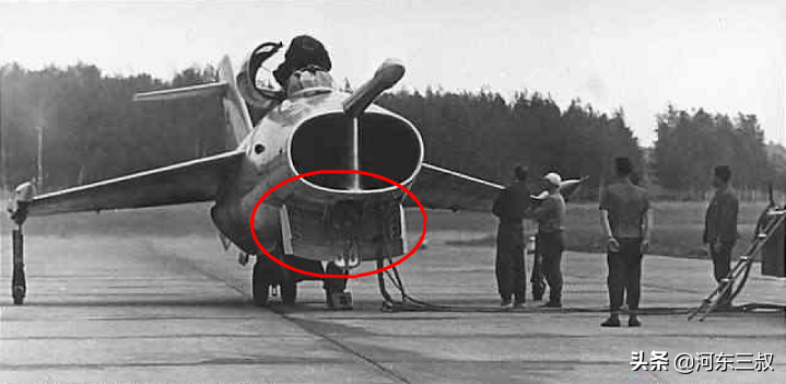 空中拼刺刀，造型独特的雅克-36垂直起降战斗机