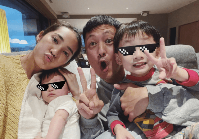余文乐女儿1岁生日，王棠云晒小初心高清无码照，皮肤白皙超可爱