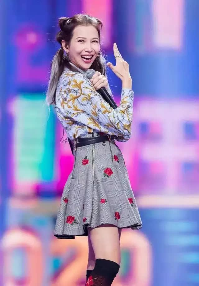 蔡少芬夫婦秀恩愛，毛衣上縫彩色小球好減齡，嫁張晉後越活越年輕