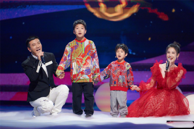 黃聖依倆兒子近照曝光，安迪長大了，安麟和媽媽小時候一模一樣