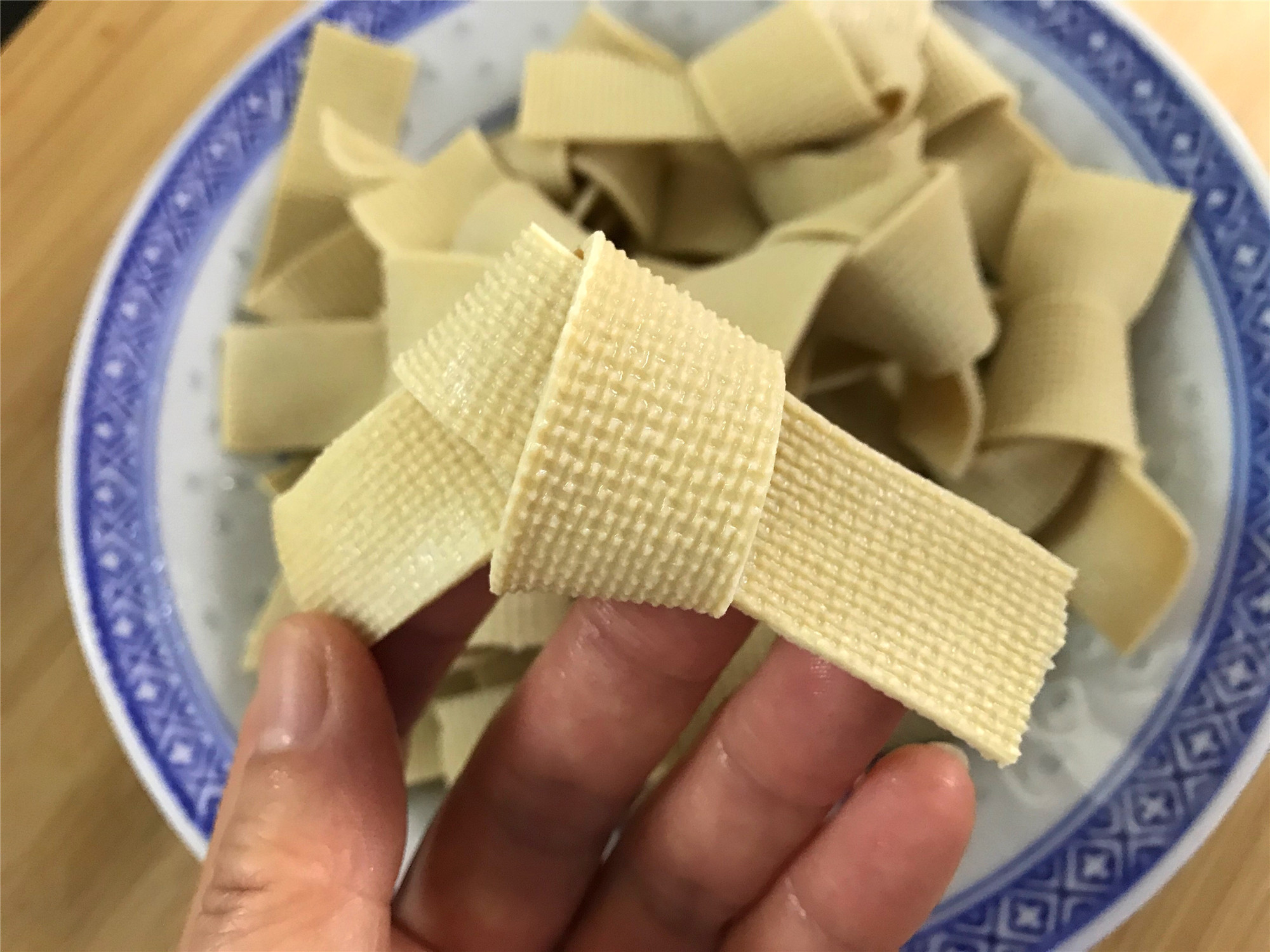 Tofu skin is a way to never tire of eating, add a handful of enoki mushrooms, boil it and cook it better than meat, and it is nutritious and low-fat
