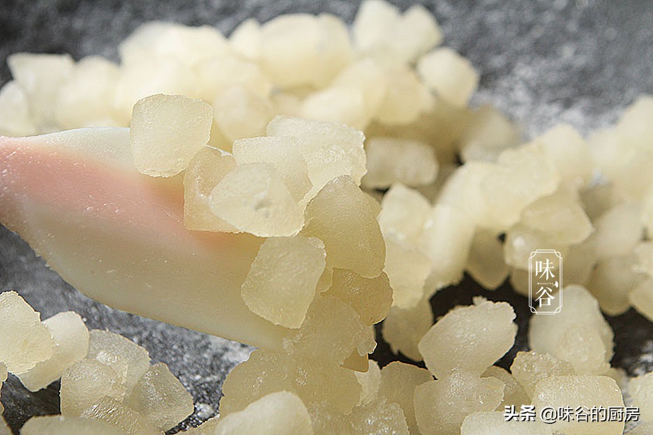 柚子皮是好寶貝，別再扔掉了，做成小零食清香甘甜，全家都愛吃