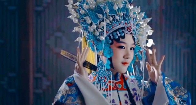 陆毅女儿再以京剧扮相出镜，贝儿造型超亮眼，举手投足尽显专业范