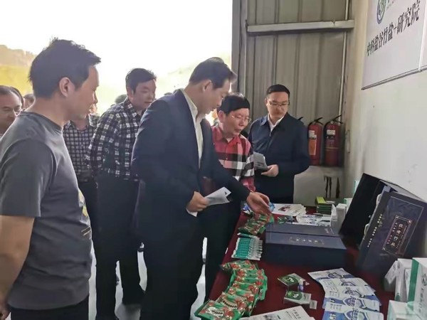 赤壁市委書(shū)記盛文軍、市長(zhǎng)董方平走進(jìn)“竹鹽+”華中研發(fā)基地