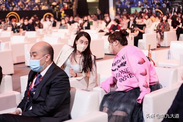 张小斐爆红，各路明星大咖主动搭话，杨幂直接