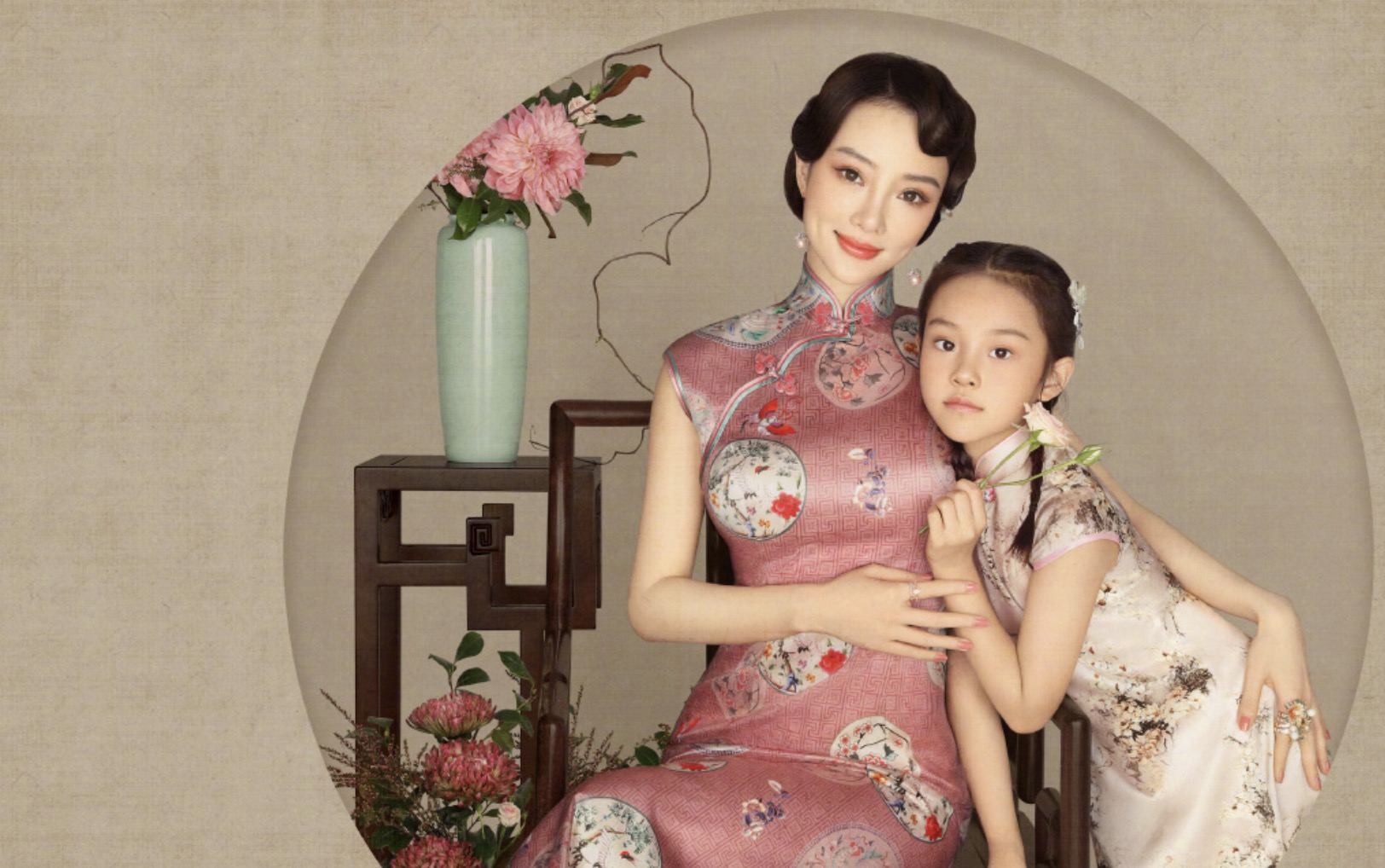 李小璐晒视频把甜馨亲成表情包，母女同款发型穿搭，像俄罗斯套娃