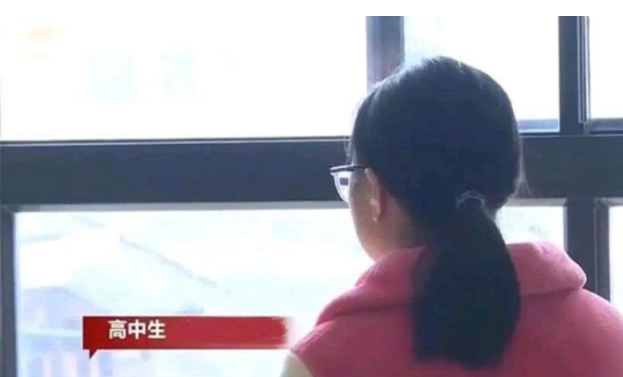 16岁高中生打赏主播，家中50万被挥霍一空，妈妈