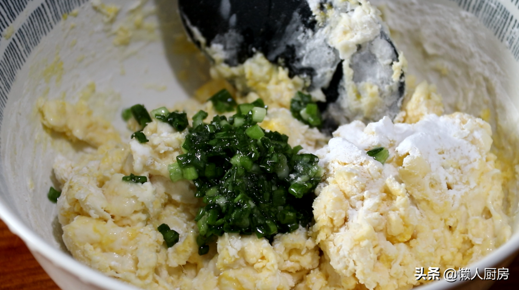 這是鹹口味的餅乾，麵粉裡加雞蛋和蔥末攪一攪，特別適合懶人