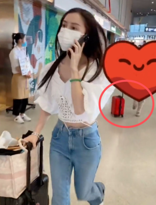 黄晓明深夜和刘嘉玲聚会，鞠躬道别太恭敬，对方刚删掉baby的微信