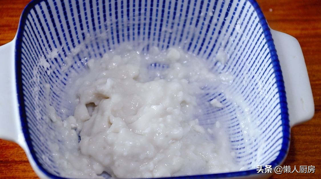 五花肉裹上澱粉糊，加一碗料汁炒，太下飯了，外皮想要更脆有竅門