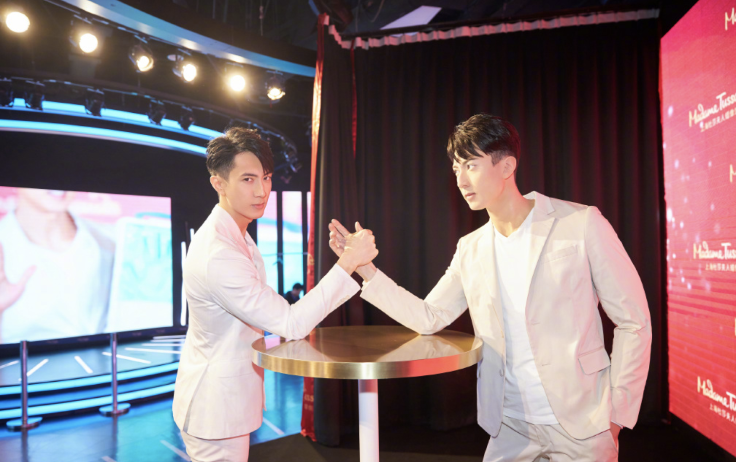 吳尊入駐蠟像館，成館內首尊仿生臂肌蠟像，和自己掰手腕一較高下