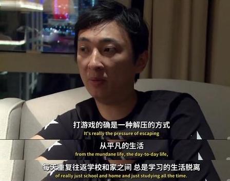 王思聪穿女款毛衣现身成都！美女作伴还有保镖护航，他也很接地气
