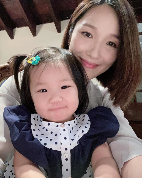 李亚男最新孕照曝光，孕期过半状态完美，撑腰抚肚母爱爆棚